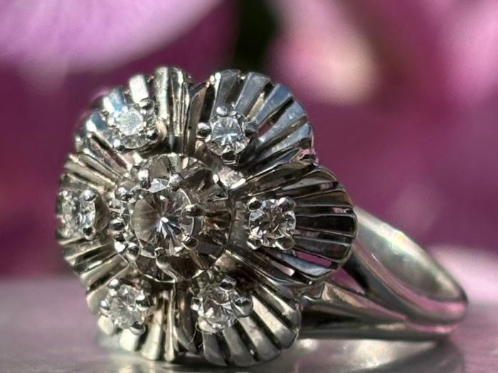 Antique Art Deco 18ct Gold and  Diamond Daisy Ring