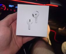 Apple AirPods reps