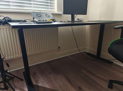 desktop and chairs gamming