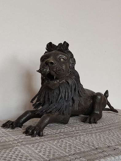 Large sculpture of bronze Lion.Weight: 7.450 kg