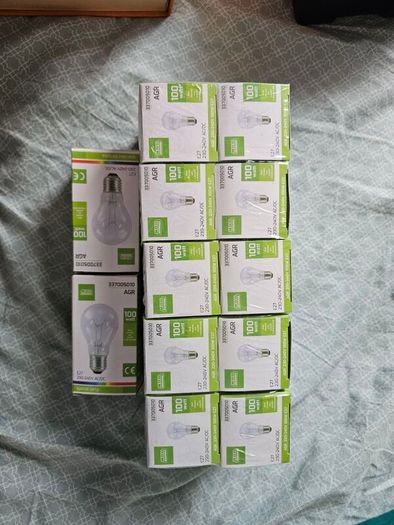 12 new E27 100W incandescent bulbs unused and boxed