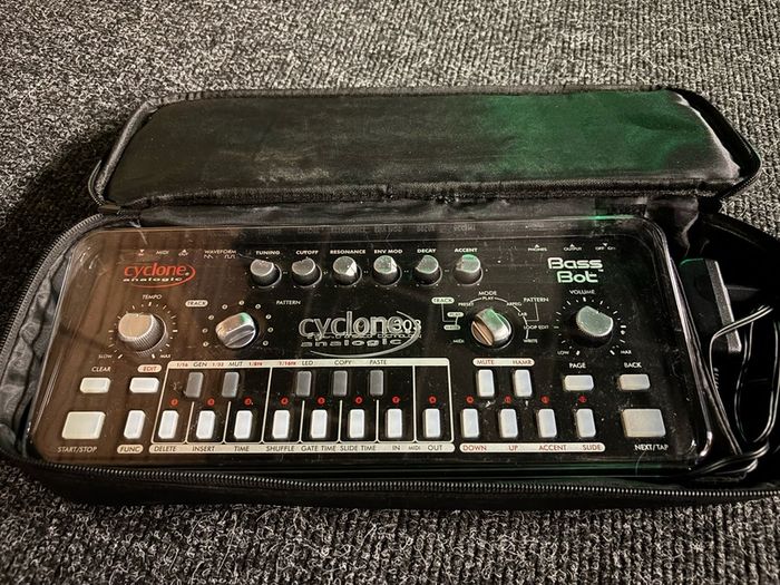 Cyclone Analogic TT-303 Bass Bot