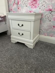 Bedroom set. King size bed, 2 lockers, 2 chest drawers and 1 mirror