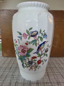 Aynsley Fine Bone China Base Discontinued Pembroke Design 1968. 26 centimetre tall
