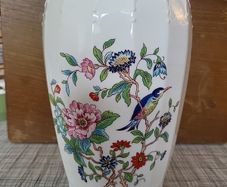 Aynsley Fine Bone China Base Discontinued Pembroke Design 1968. 26 centimetre tall