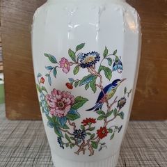 Aynsley Fine Bone China Base Discontinued Pembroke Design 1968. 26 centimetre tall