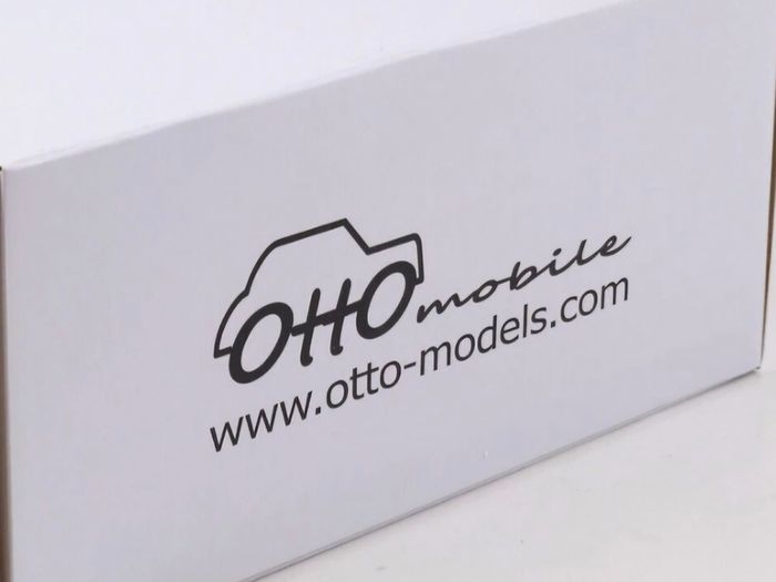 Renault Clio Maxi Presentation 1995 Ottomobile - 1/18 - New In Box