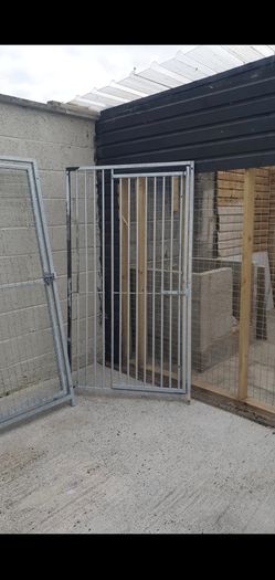 Dog kennel gates