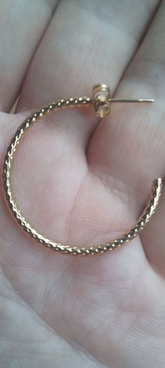 Vintage jewelry is sold individually for 5 to 10 euros