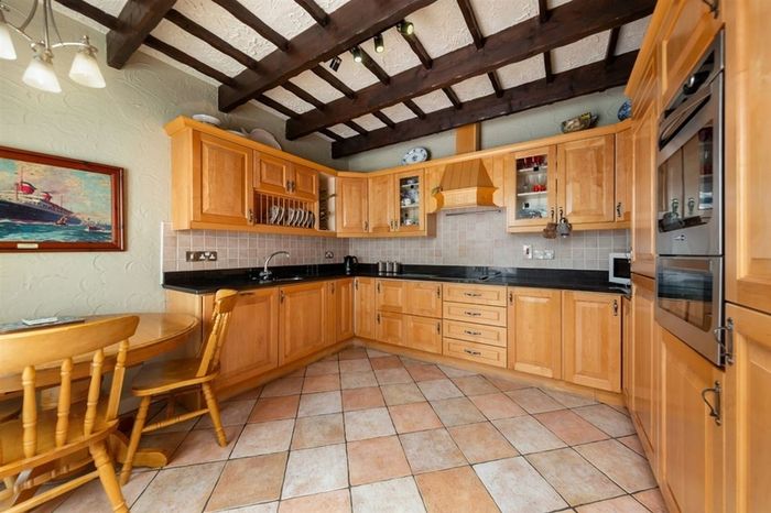 Solid Maple Kitchen, Black Granite Worktops & Premium Appliances (Neff/Bosch)