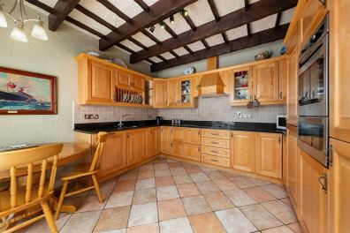 Solid Maple Kitchen, Black Granite Worktops & Premium Appliances (Neff/Bosch)