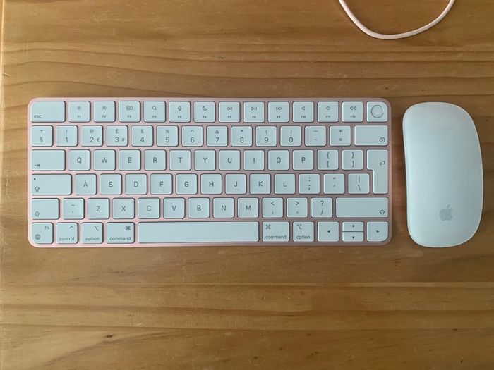 Apple iMac 2021 M1 24inch 8GB SSD 8-Core CPU 256gb capacity Rose Apple plus accessories