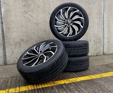 Genuine Volkswagen R-Line Ventura  17" Alloys & Tyres - Like New, Good Year Tyres