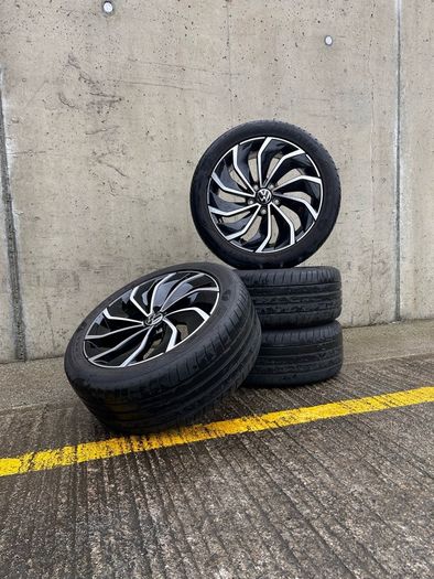 Genuine Volkswagen R-Line Ventura  17" Alloys & Tyres - Like New, Good Year Tyres