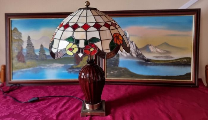 24 Inch Tiffany Style Table Lamp With 18 Inch Wide Stained Glass Shade And Polished Brass Base