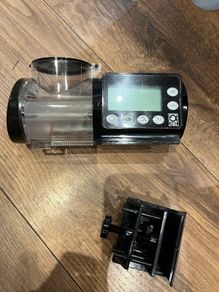Automatic fish feeder