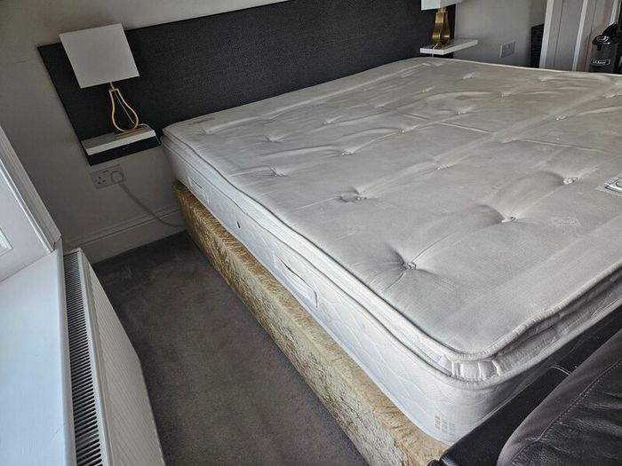 2 Super Kingsize Beds with Sealy Mattresses