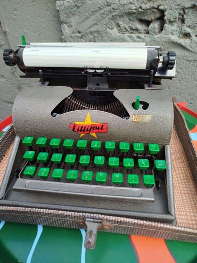 Vintage Childs Lilliput typewriter