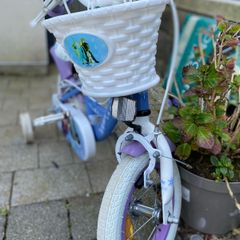 Kids Frozen bicycle (with stabilisers)