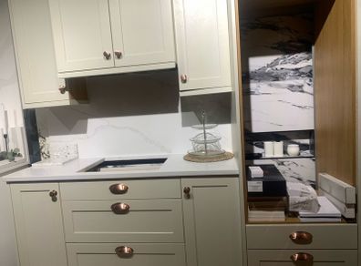 Ex display kitchen with 30mm quartz backsplash and counter