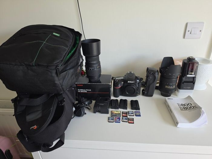Nikon D800 fx bundle 2 lense, 1 flash, sd&cf memory cards, 2 camera bag BUNDLE