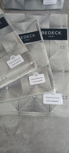 Bedeck King Size duvet cover and 2  Pillowcases and 1 Pair of 90x90 curtains