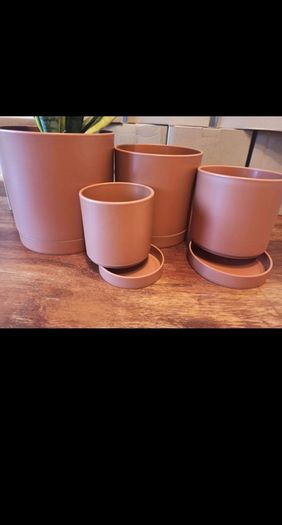 Set of 4 plastic planter pots with trays