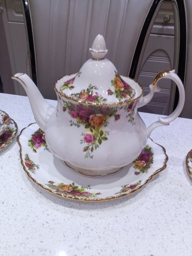22 piece Tea set With Large Tea Pot Royal Albert Old Country Roses  For 6 Person Setting, Bone China