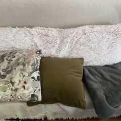 Cushions and blanket (bundle)