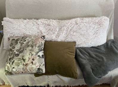 Cushions and blanket (bundle)