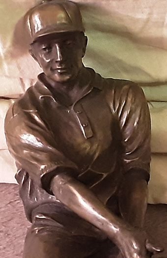 male golfing figure