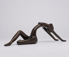 Minimalist Posing Lady - Bronze