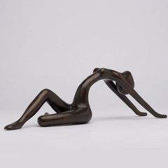 Minimalist Posing Lady - Bronze