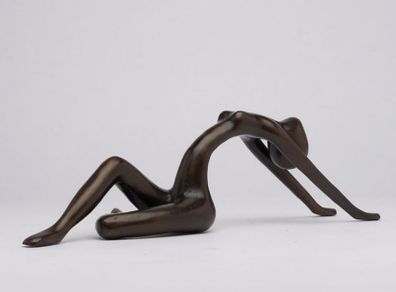 Minimalist Posing Lady - Bronze