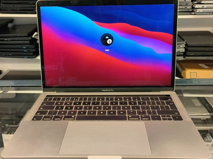 MacBook Pro 13" 2017 A1706 Four Thunderbolt 3 Ports 3.5 GHz Core i7 16GB RAM 512 GB SSD (Battery Cycle: 308)