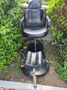 pedicure chair in good nick just base needs some minor attention - we've upgraded ours