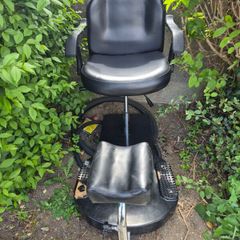 pedicure chair in good nick just base needs some minor attention - we've upgraded ours