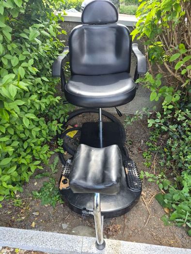 pedicure chair in good nick just base needs some minor attention - we've upgraded ours