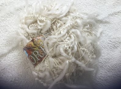 Elle encore yarn off white and white