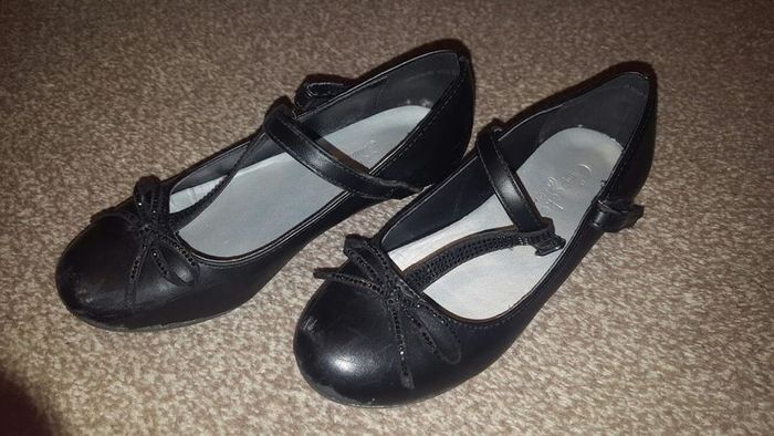 Girls black shoes UK11