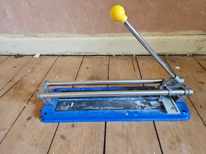 Small tile cutter