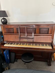 Upright piano
