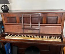 Upright piano