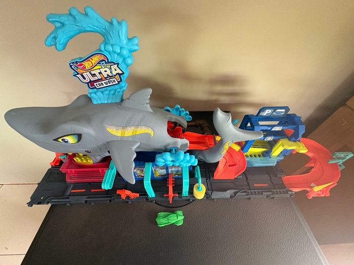 Hot Wheels City Ultra Shark Car Wash