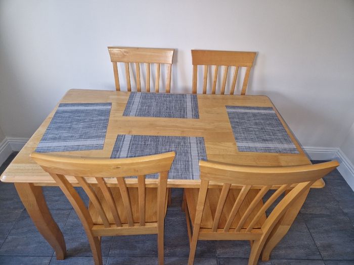 Kitchen Table and 4 chairs for Sale in very good condition