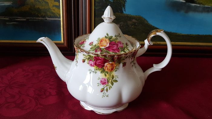 22 Piece Royal Albert Old Country Roses Bone China Gold Gilt Tea Set With Medium Size Tea Pot Made in England