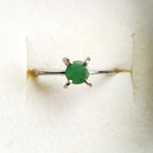 Vintage 925 Sterling Silver Ring with Green Stone