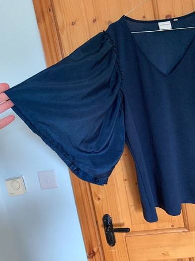 Navy tshirt style top with large sleeves size 16/18