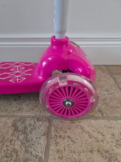 Pink 3 wheel light up  scooter