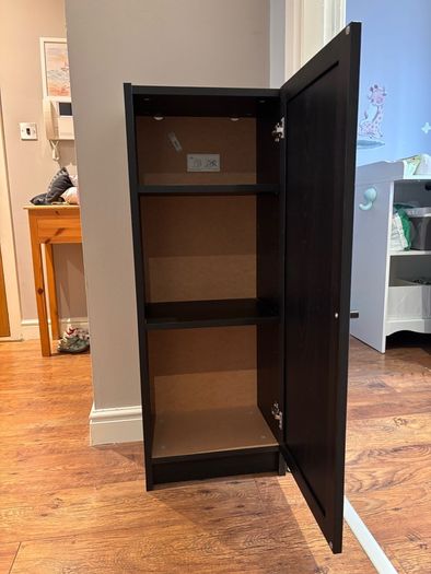 Shelf unit with door
